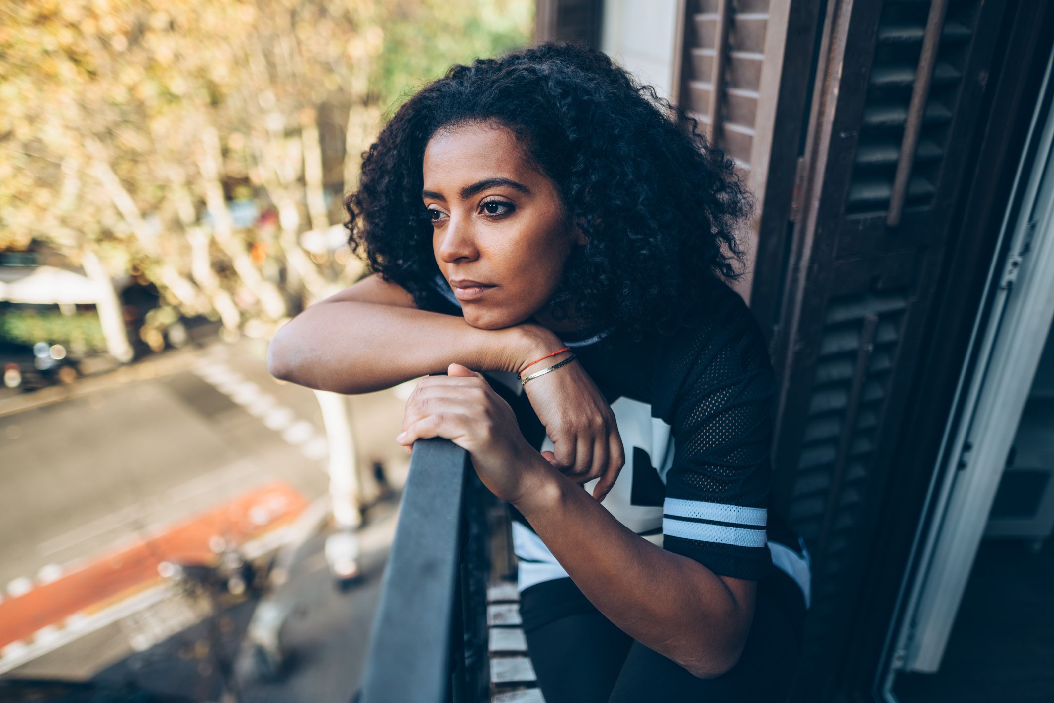 Más confinamientos por COVID podrían desencadenar síntomas de TEPT