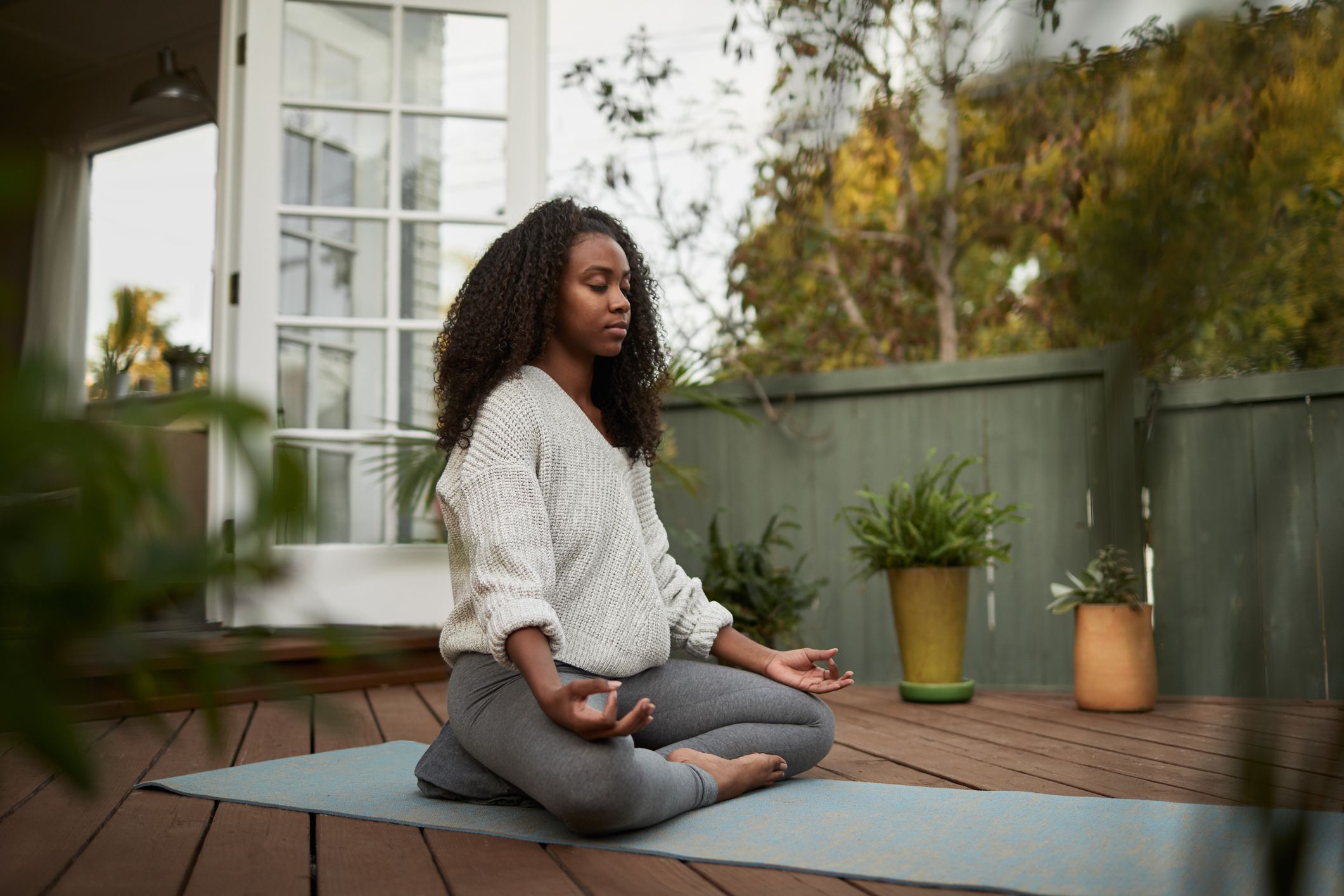 El yoga puede ayudar con la ansiedad más que la educación sobre el estrés, según un estudio