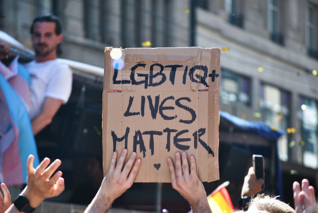 La comunidad LGBTQ+ enfrenta desafíos únicos de COVID-19